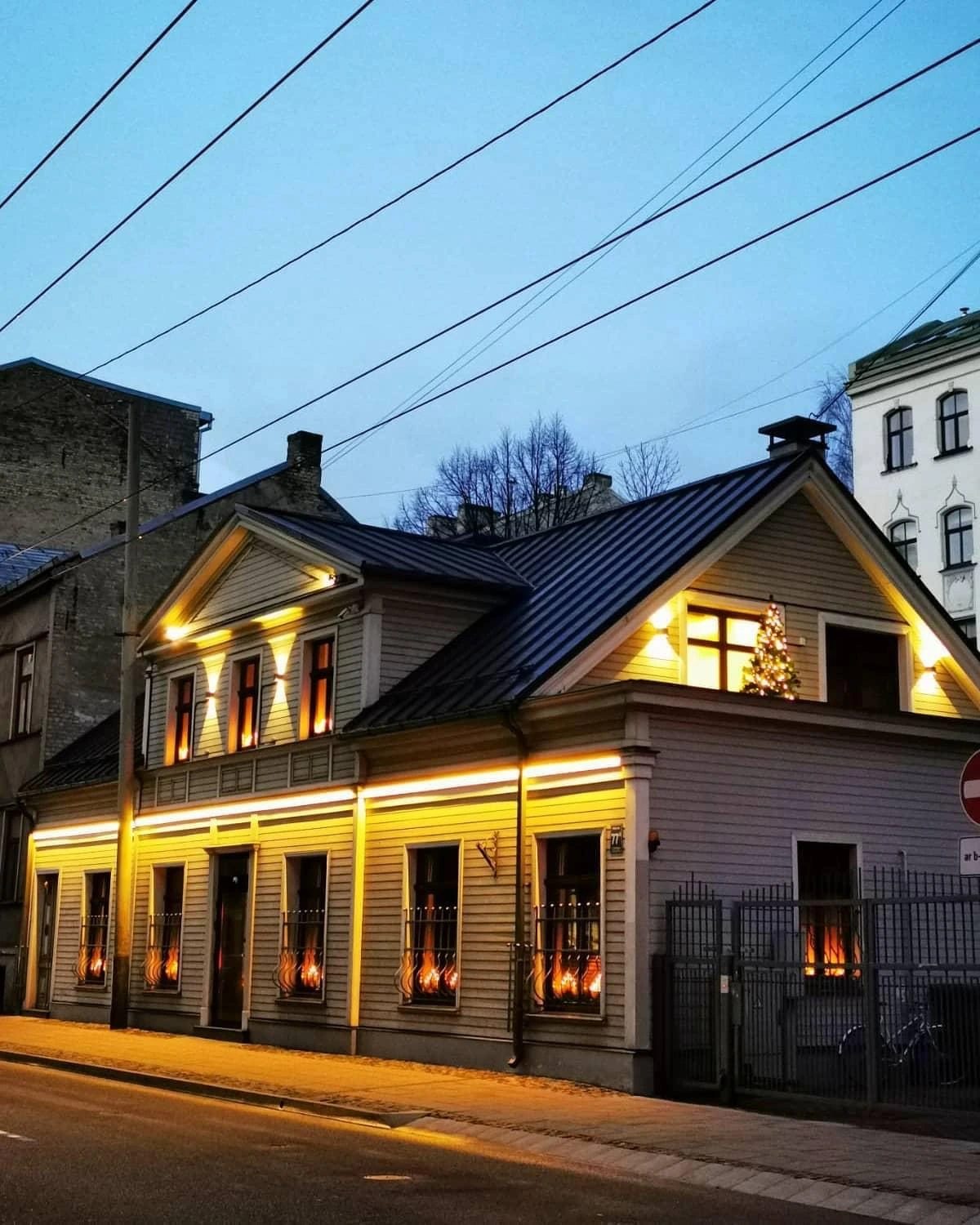 Fasādes apgaismojums “Kristīgais Radio”