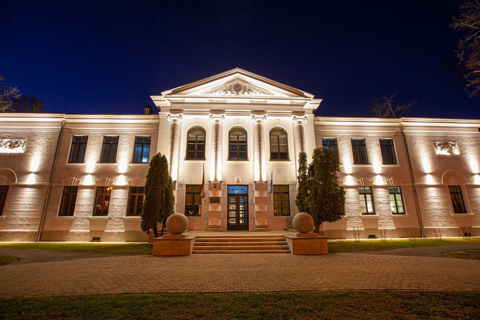 Ķemeru skolas Fasādes apgaismojums