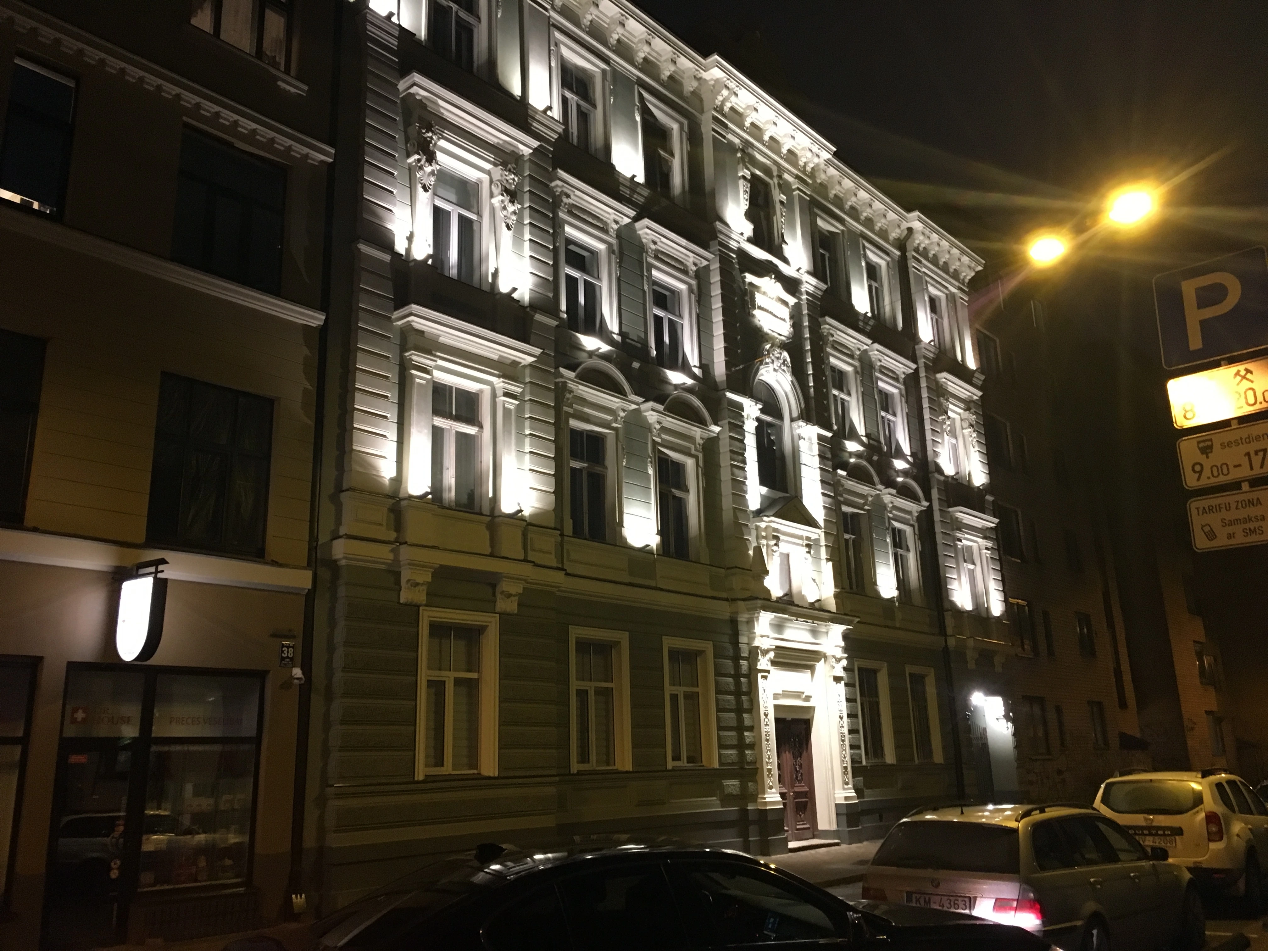 Skolas iela 36 Fasādes gaismekļi